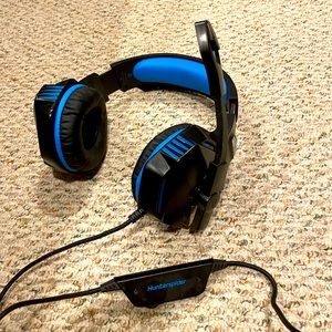 Gaming headset including cords